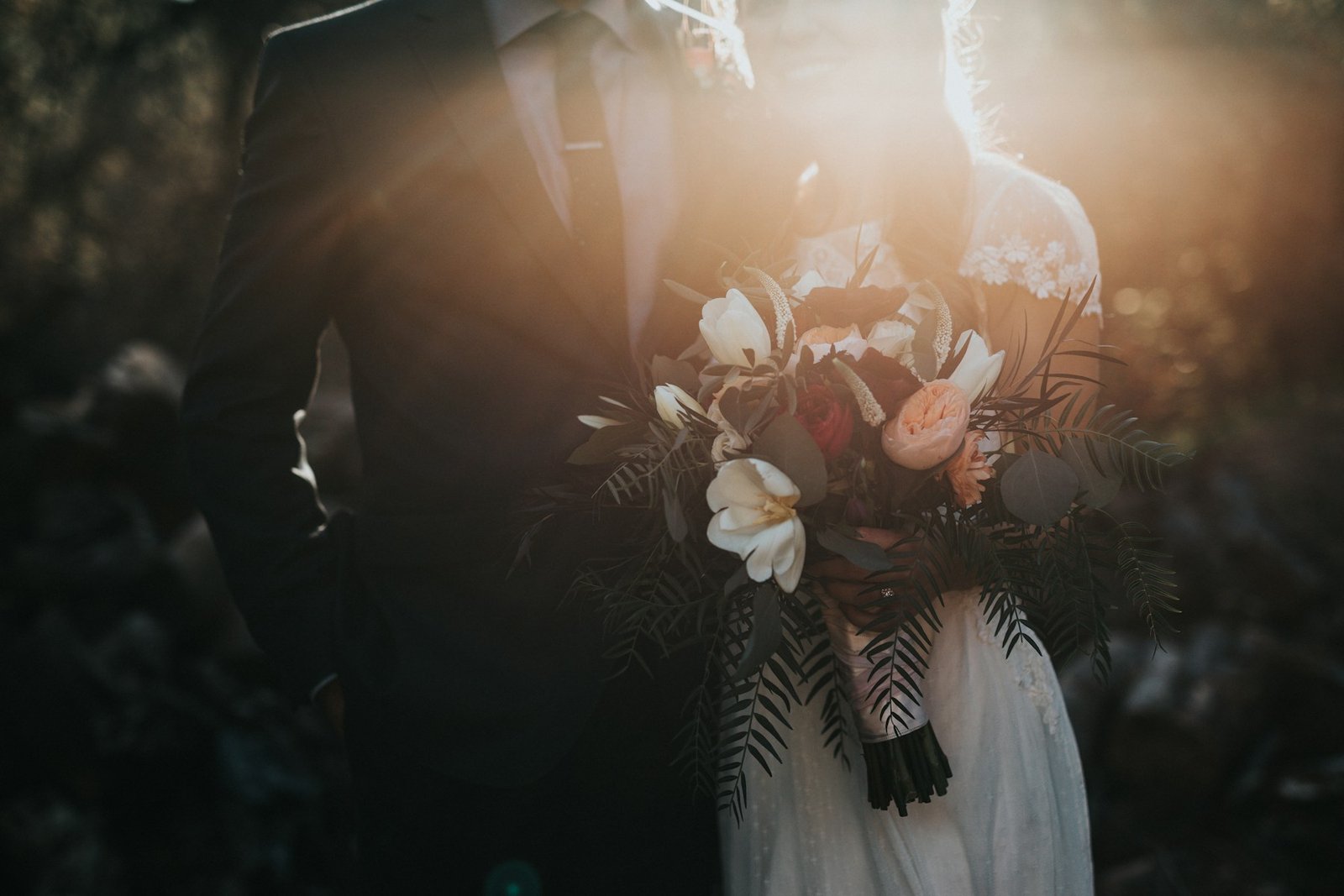 Pareja celebrando su boda al aire libre